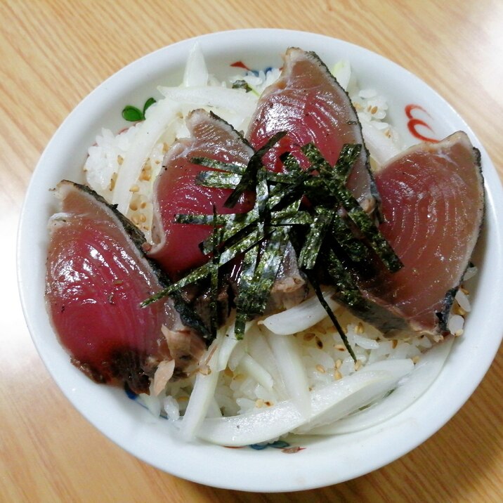 かつおのたたきと新玉ねぎの丼